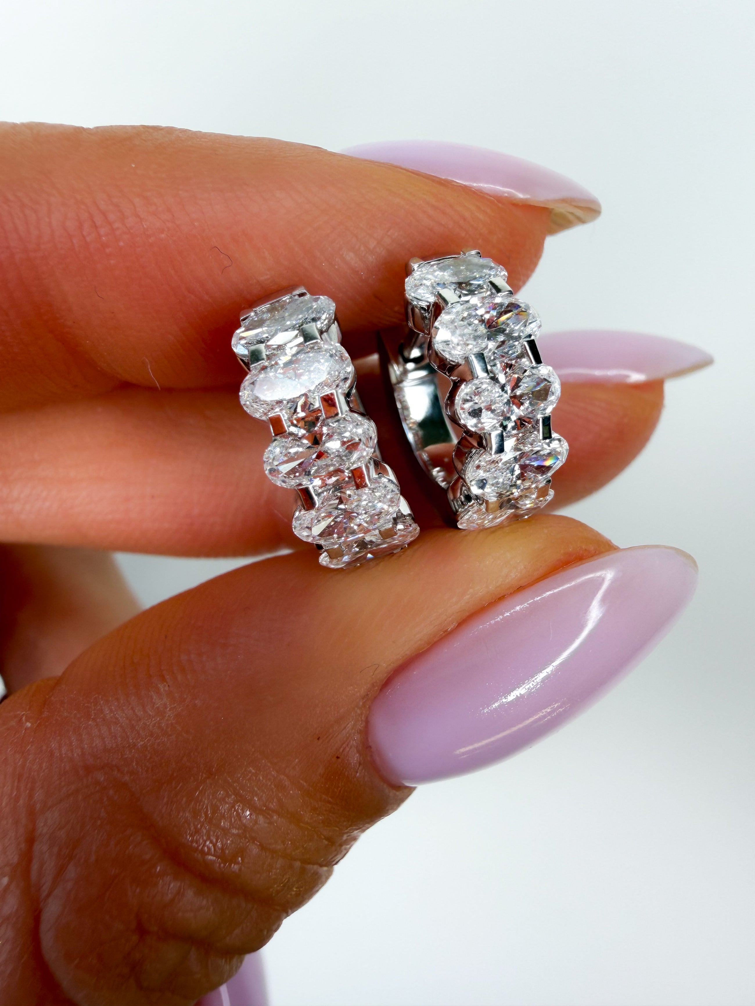 The Headliner Oval Huggies