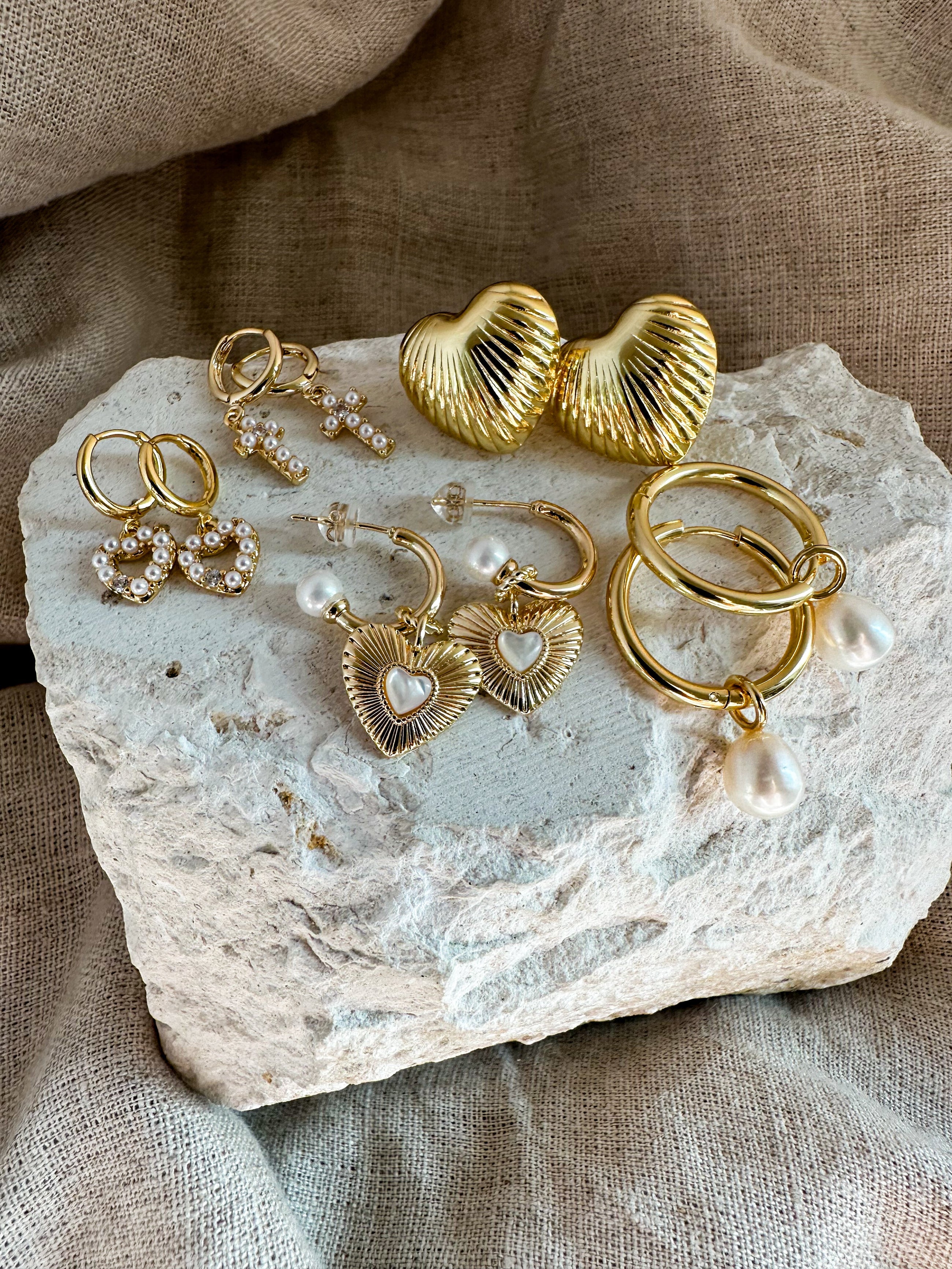 Pearl Ribbed Heart Hoops